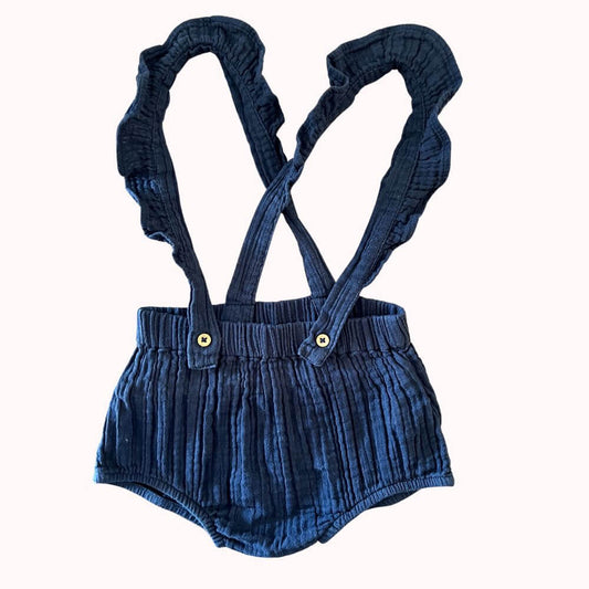  Bloomer bébé bleu marine en gaze de coton, avec bretelles croisées volantées et boutonnées, marque Bout’chou, taille 18 mois.
