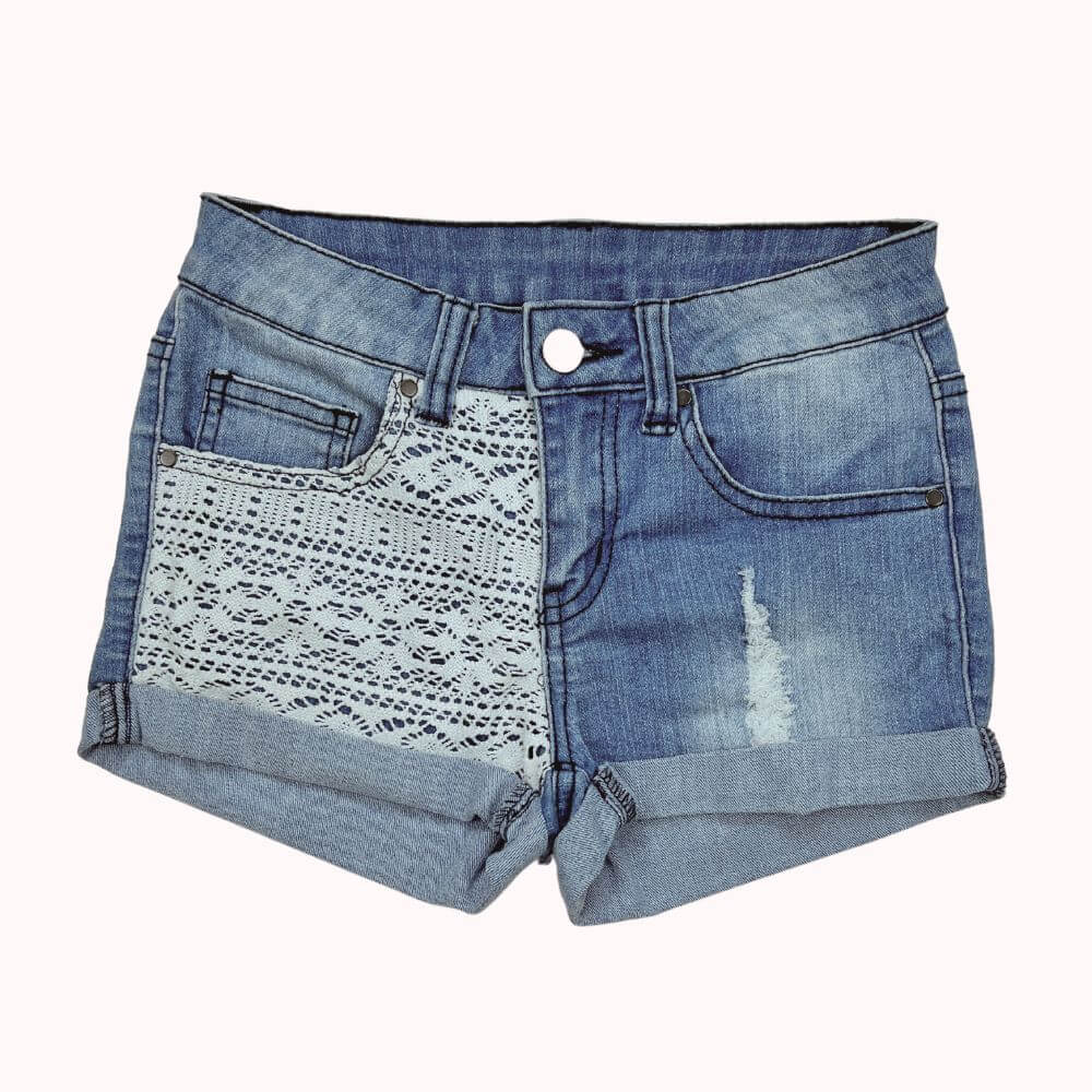 Short en jean Pieces avec empiècement en dentelle blanche, effet usé et revers, taille ajustable.
