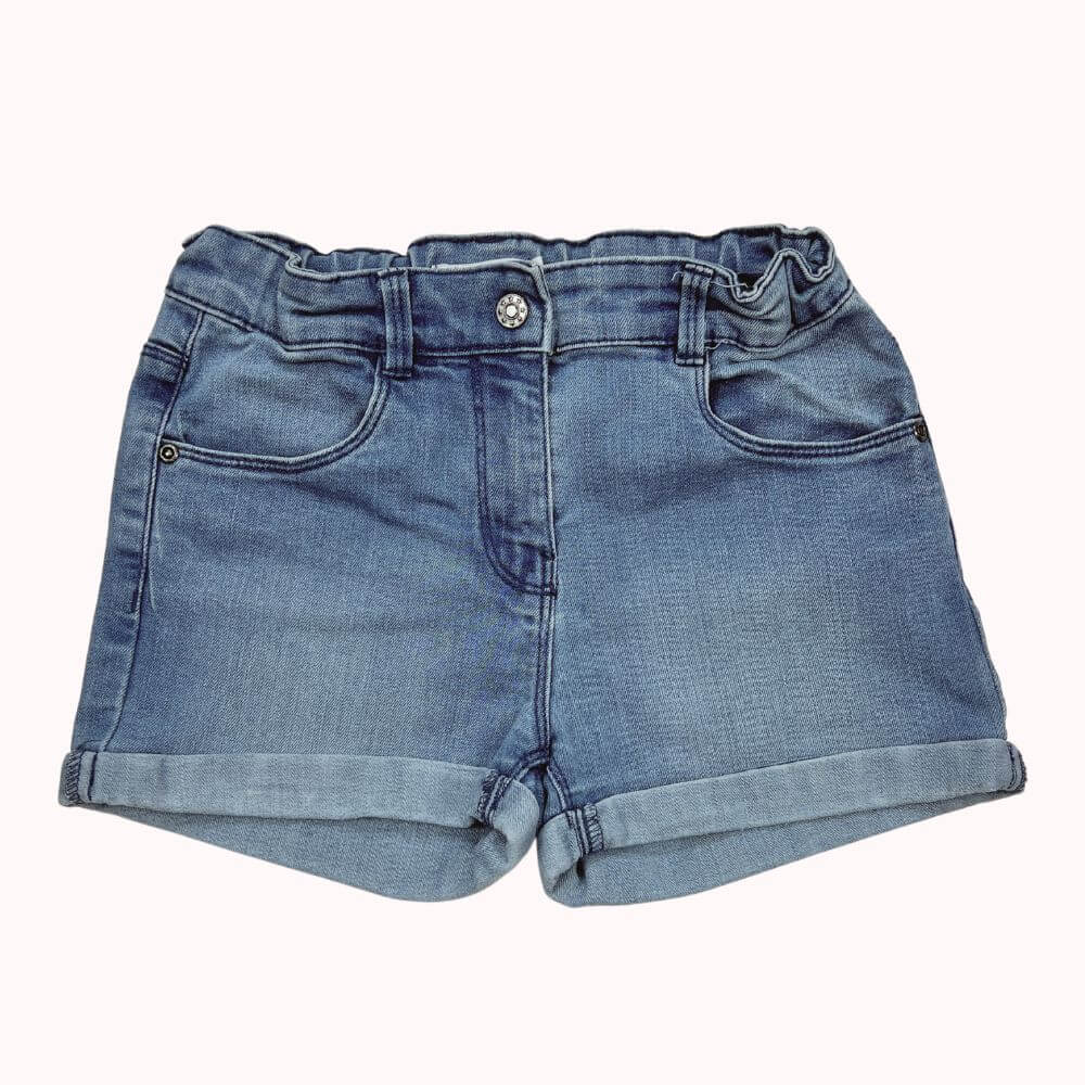 Short en jean bleu clair avec revers, taille ajustable et bouton décoratif, coupe confortable.