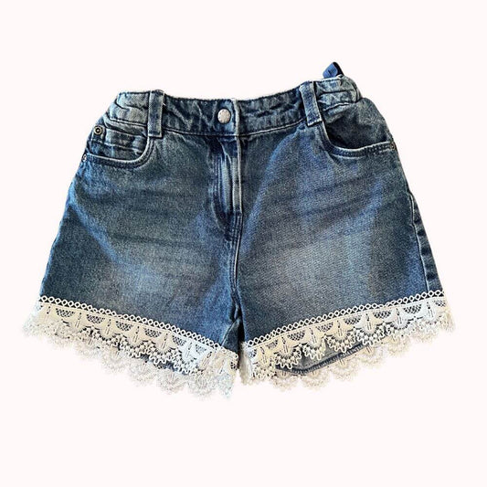 Short en jean bleu pour fille, marque Gémo, taille 10 ans, décoré de dentelle écrue au bas, avec bouton pression et taille ajustable.