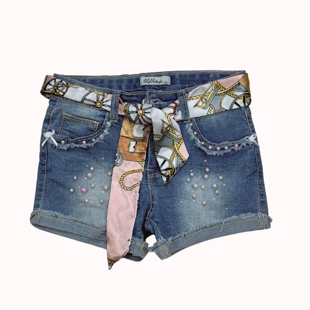 Short en jean Lolitop bleu avec perles et dentelle, ourlet effiloché, ceinture foulard imprimée et bouton en forme de fleur.
