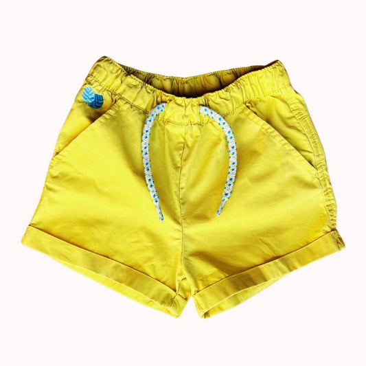 Short bébé Sergent Major jaune vif, taille 12 mois, avec taille élastique, cordon décoratif bleu et blanc, revers cousus et petit patch coquillage.