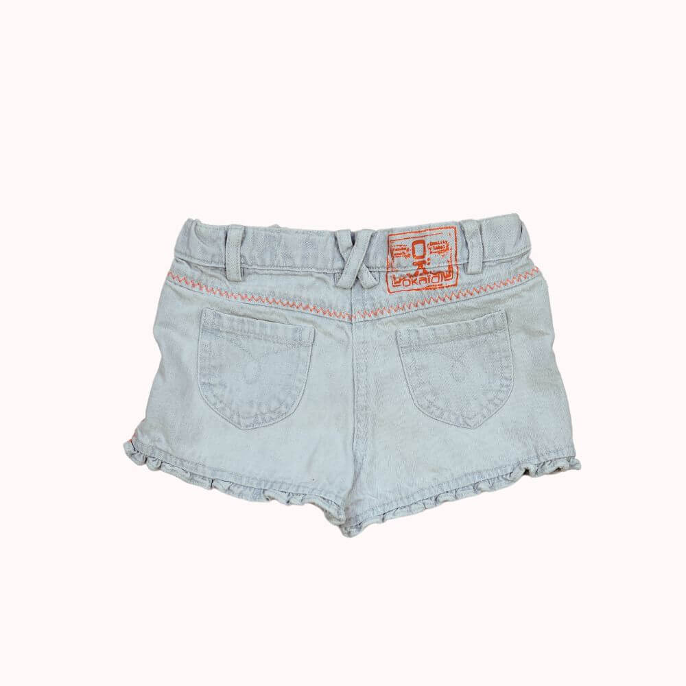 Short en jean clair de dos pour enfant, 3 ans, avec volants et surpiqûres contrastées, marque Okaïdi.