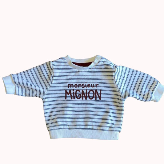 Sweat rayé Kiabi, taille 3 mois, blanc à rayures bleu marine avec l’inscription "Monsieur Mignon" sur le devant.