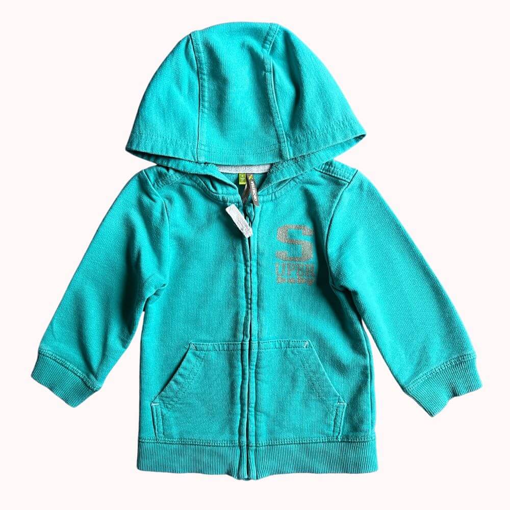 Sweat à capuche bleu turquoise pour enfant avec fermeture éclair, poches avant et motif "S" sur la poitrine, en bon état.