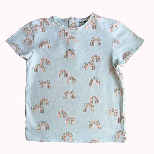 T-shirt bébé Kiabi vert pastel, imprimé de petits arcs-en-ciel pastel, taille 24 mois, à manches courtes avec boutons pression dans le dos.