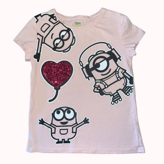 T-shirt rose 10 ans avec Minions imprimés et ballon cœur à sequins rouges.