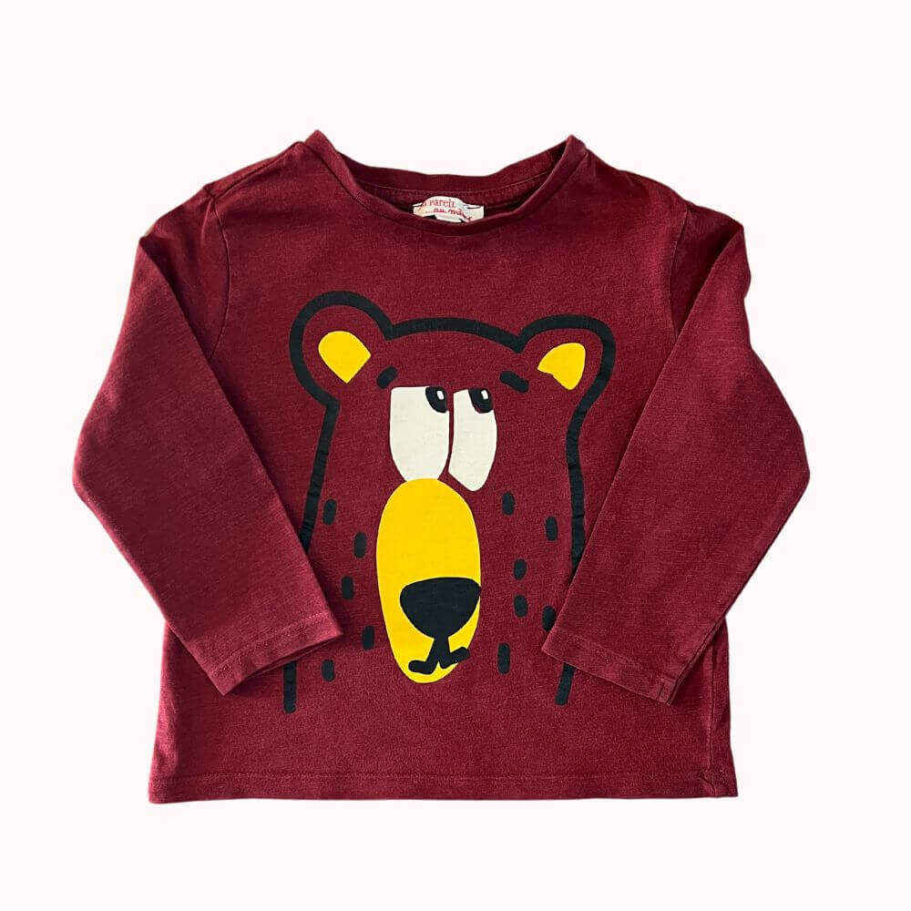  T-shirt bordeaux à manches longues DPAM, 2 ans, avec motif ours graphique sur le devant.