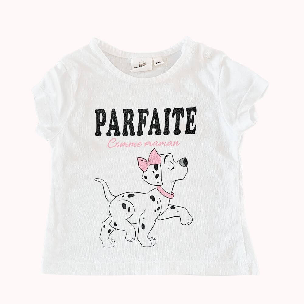 T-shirt blanc bébé à manches courtes, imprimé dalmatien Disney et texte "Parfaite comme maman", fermeture pressionnée, taille 6 mois.