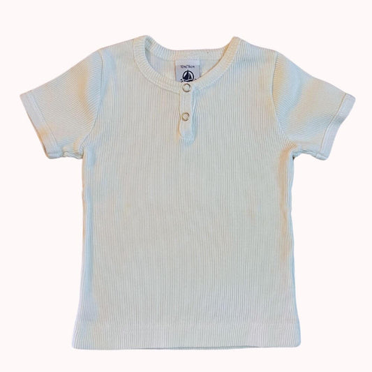 T-shirt bébé blanc en maille côtelée, manches courtes, encolure à pressions, de la marque Petit Bateau, taille 12 mois.