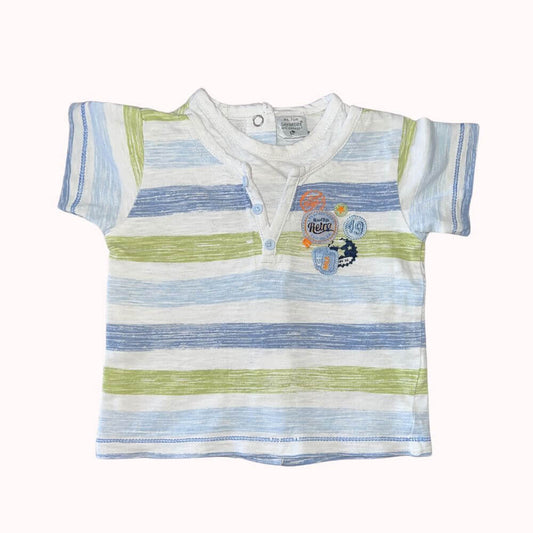  T-shirt bébé 9 mois à rayures bleu, vert et blanc, col polo avec boutons, pressions au dos et motifs brodés sur la poitrine.