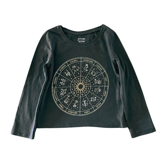  T-shirt enfant à manches longues marron foncé, avec imprimé doré des signes astrologiques, marque Kiabi, taille 3 ans.