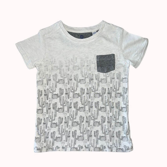  T-shirt Okaïdi 5 ans blanc chiné, imprimé cactus gris, poche poitrine gris foncé, col rond et manches courtes.