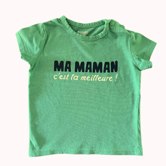 T-shirt vert à manches courtes pour bébé, avec l’inscription "Ma maman c’est la meilleure !" imprimée sur le devant.