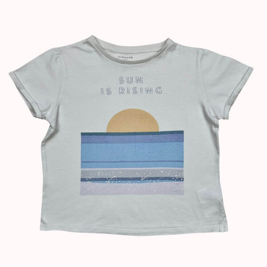 T-shirt blancpour enfant 10 ans, imprimé "Sun is Rising" avec coucher de soleil, marque Cyrillus.