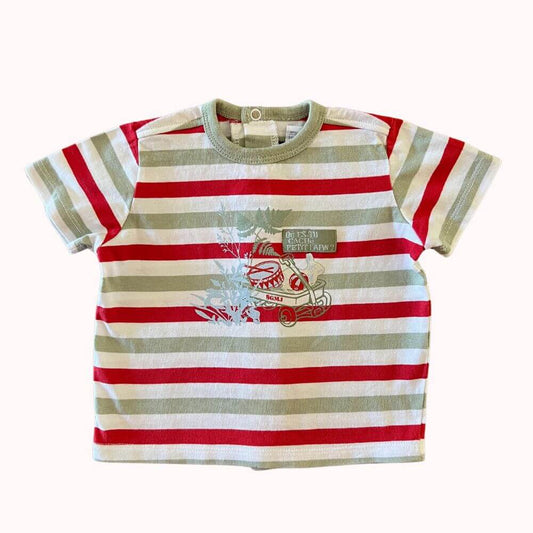 Tee-shirt bébé rayé rouge, vert et blanc avec motif véhicule, marque SERGENT MAJOR, taille 9 mois.