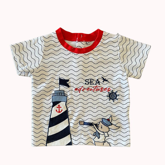  Tee-shirt bébé blanc à motifs marins, taille 6 mois, décor phare, vagues et chien marin, col rouge contrasté.