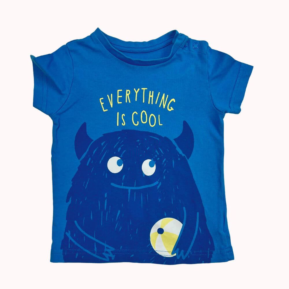 T-shirt bleu à manches courtes pour bébé, imprimé monstre avec message "Everything is cool", boutons-pression à l’épaule pour un enfilage facile.