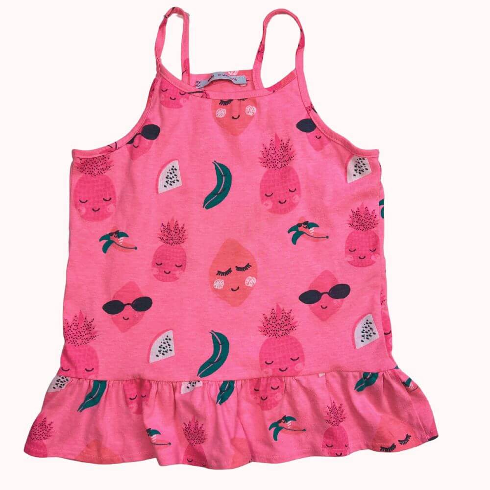 Top rose à fines bretelles pour enfant, imprimé de fruits exotiques et motifs tropicaux, avec volant en bas pour une touche fantaisie.