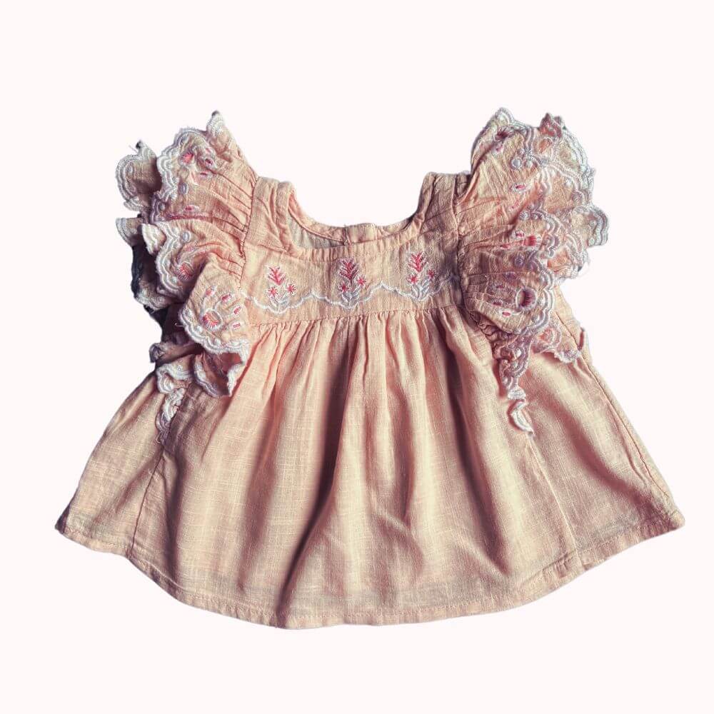 Tunique à volants brodés couleur pêche pour bébé 3-6 mois, avec petits boutons dans le dos.