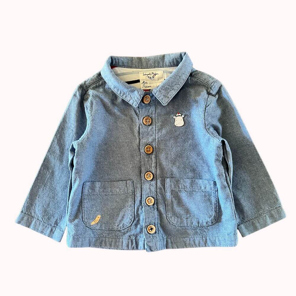 Veste-chemise matelassée bleu chiné pour bébé, doublure épaisse, fermeture boutonnée, broderie pingouin et poche décorative.