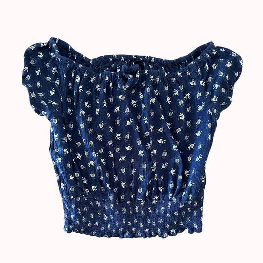 Top fille bleu marine à fleurs blanches de la marque KIABI, taille 10 ans, smocké et à manches volantées.