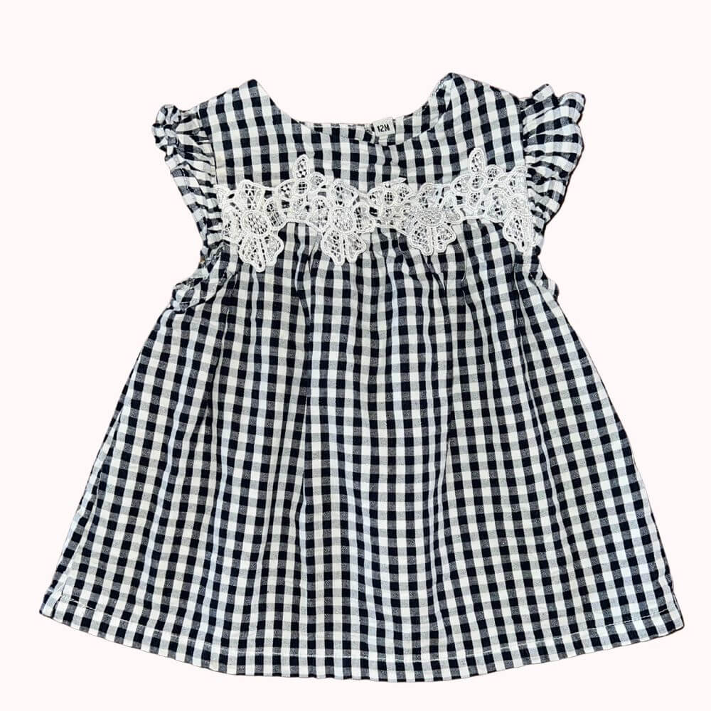 Tunique bébé à carreaux vichy noir et blanc, manches volantées, empiècement en dentelle blanche, taille 12 mois.